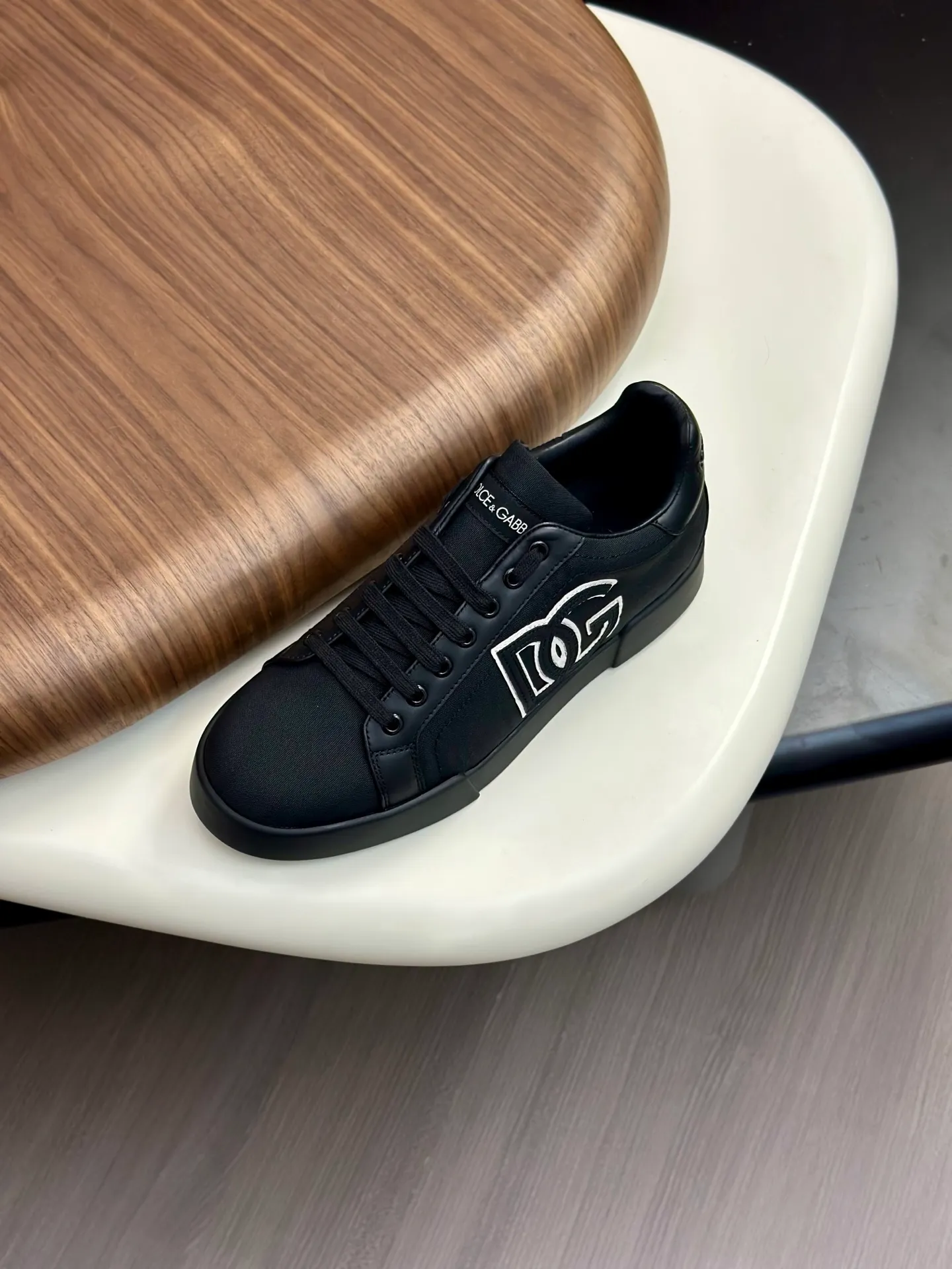 New product 💰800 DG Dolce & Gabbana men's shoes 💰ortofino calfskin sneakers ♞size; 39~44 (customized 38.45.46) Iconic men's shoes 💰ortofino series of sneakers, classic and timeless style, now presented with fashionable details. The calfskin engraved DG logo is a subtle finishing touch. Men's shoes💰ortofino calfskin sneakers: